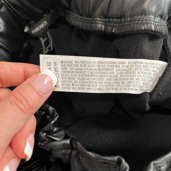 Forever 21 Black Faux Leather Shorts Size Small - Picture 4 of 6